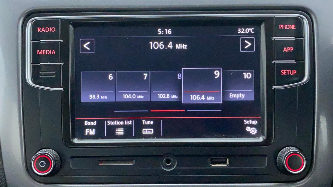 2018 Volkswagen Polo HIGHLINE PLUS 1.0 16 ALLOY, Petrol, Manual, 1,11,151 km, Infotainment System