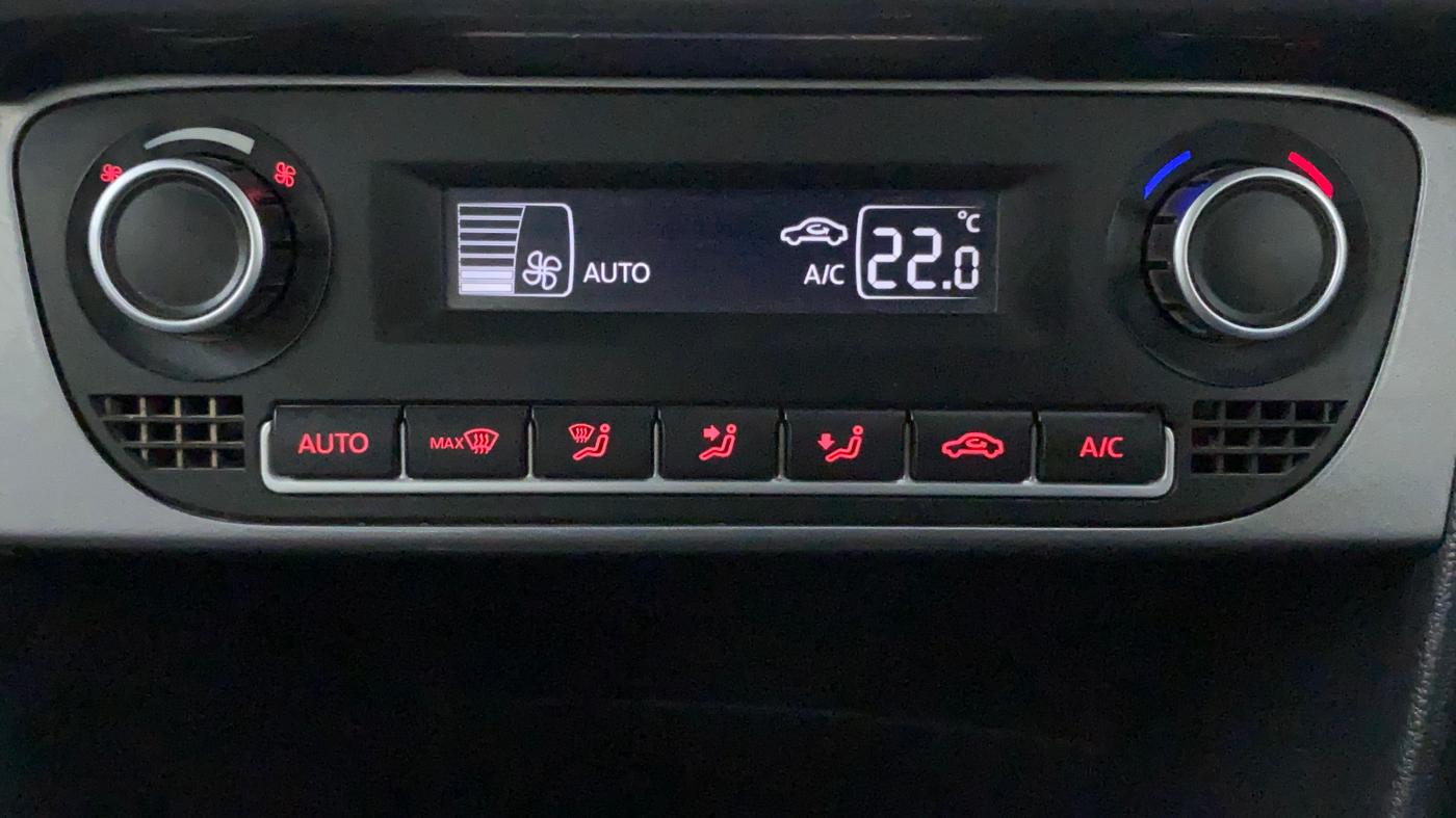 2018 Volkswagen Polo HIGHLINE PLUS 1.0 16 ALLOY, Petrol, Manual, 1,11,151 km, Automatic Climate Control