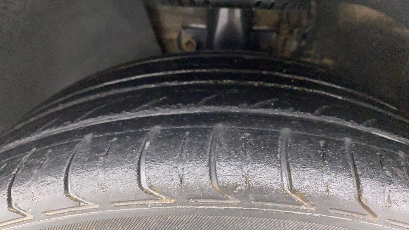 2018 Volkswagen Polo HIGHLINE PLUS 1.0 16 ALLOY, Petrol, Manual, 1,11,151 km, Left Front Tyre Tread
