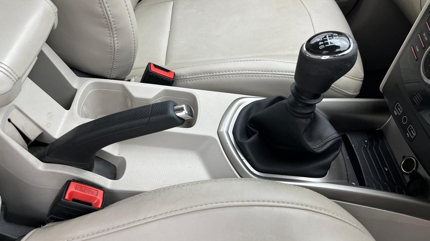 2020 Mahindra XUV300 W8 1.2 PETROL, Petrol, Manual, 27,271 km, Gear Lever