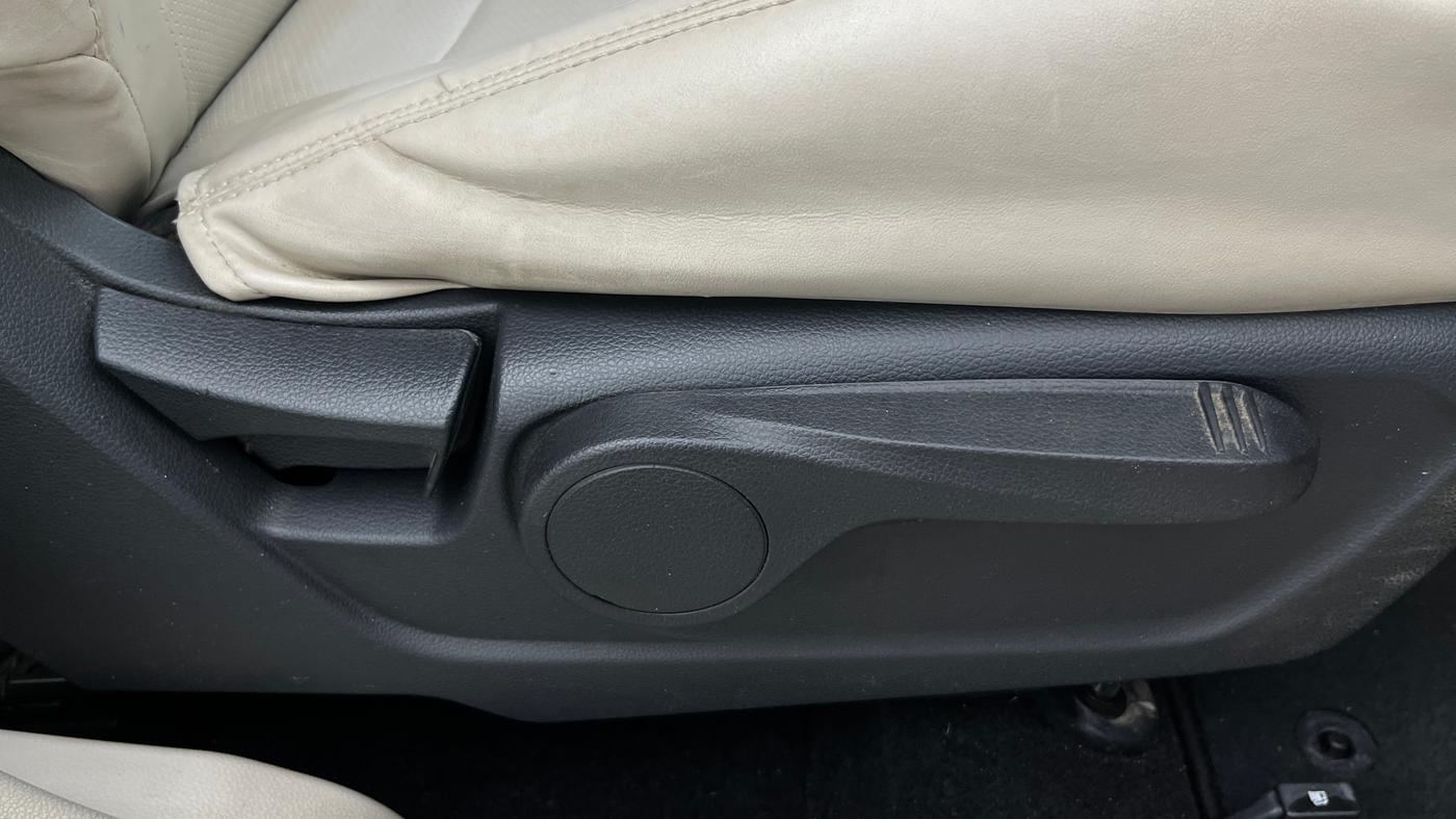 2020 Mahindra XUV300 W8 1.2 PETROL, Petrol, Manual, 27,271 km, Driver Side Adjustment Panel