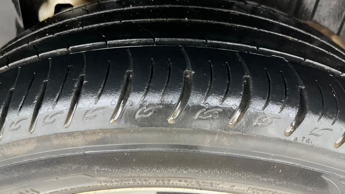 2020 Mahindra XUV300 W8 1.2 PETROL, Petrol, Manual, 27,271 km, Left Rear Tyre Tread