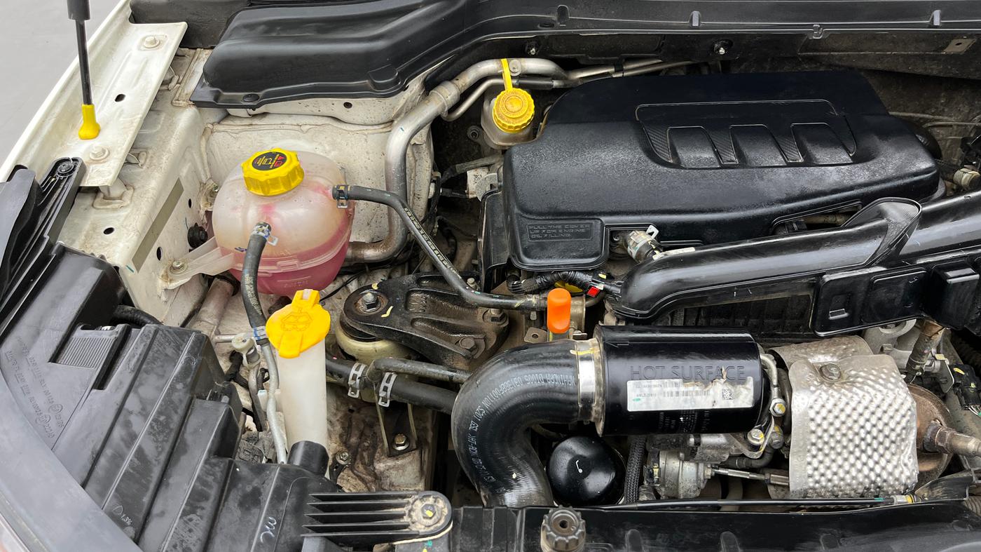 2020 Mahindra XUV300 W8 1.2 PETROL, Petrol, Manual, 27,271 km, Engine View - Right