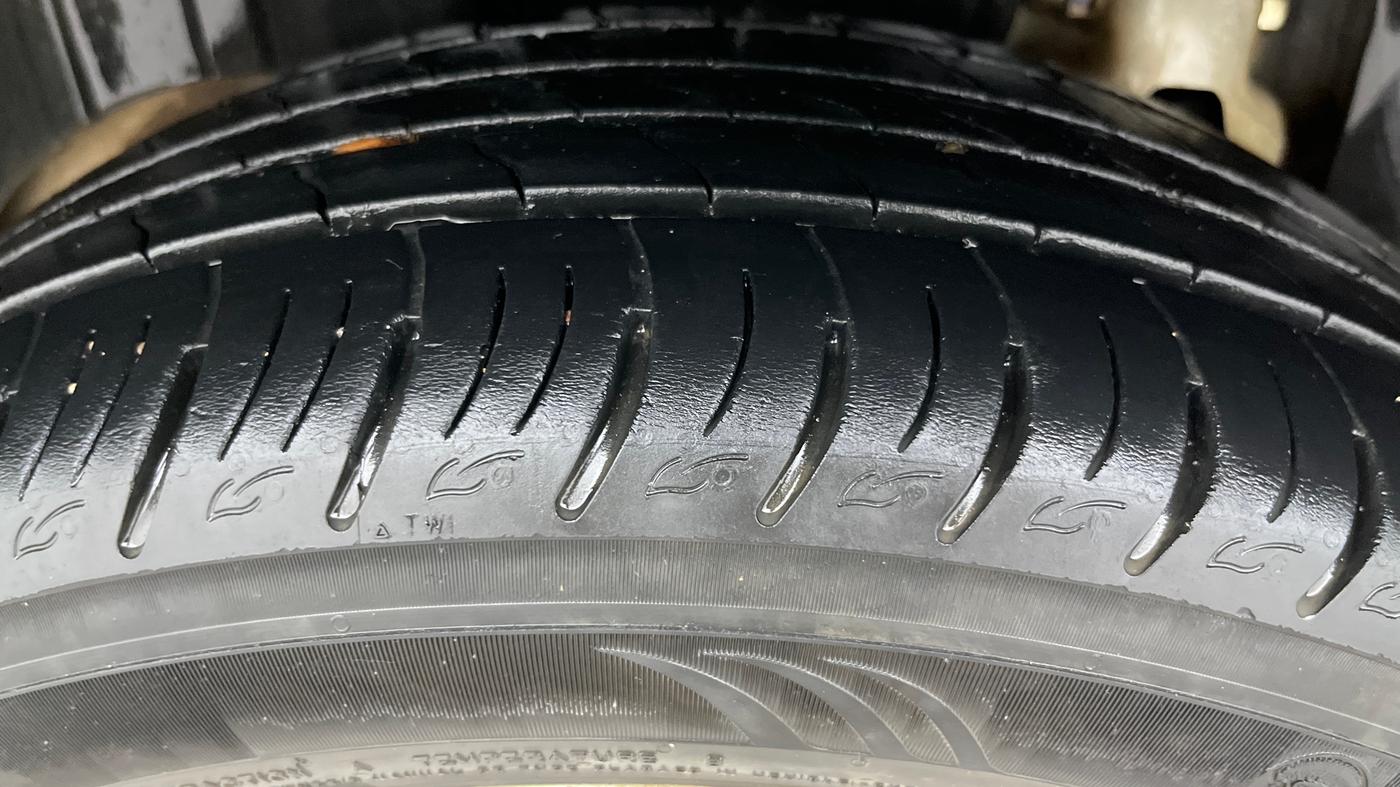 2020 Mahindra XUV300 W8 1.2 PETROL, Petrol, Manual, 27,271 km, Right Rear Tyre Tread