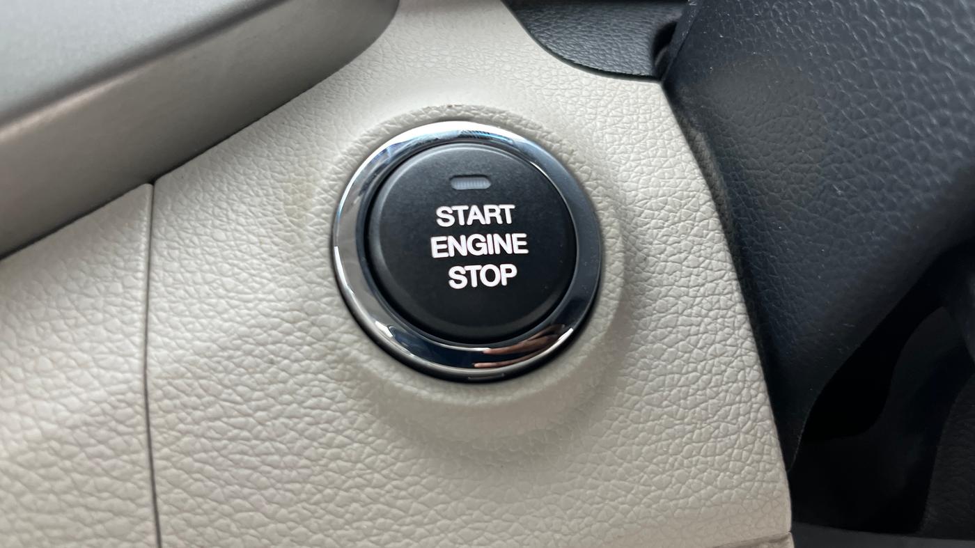 2020 Mahindra XUV300 W8 1.2 PETROL, Petrol, Manual, 27,271 km, Keyless Start/ Stop Button