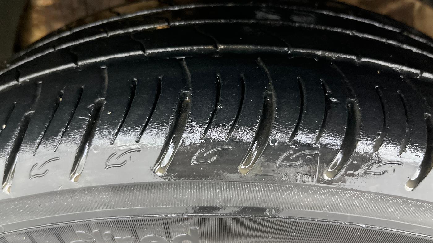 2020 Mahindra XUV300 W8 1.2 PETROL, Petrol, Manual, 27,271 km, Left Front Tyre Tread