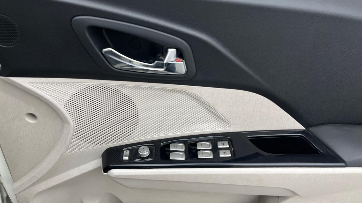 2020 Mahindra XUV300 W8 1.2 PETROL, Petrol, Manual, 27,271 km, Driver Side Door Panels Control