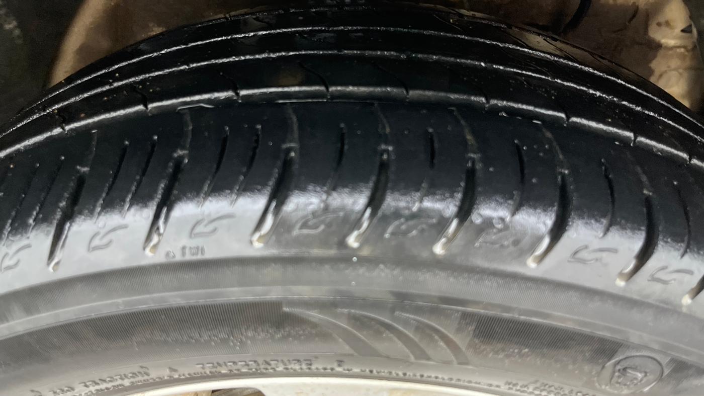 2020 Mahindra XUV300 W8 1.2 PETROL, Petrol, Manual, 27,271 km, Right Front Tyre Tread