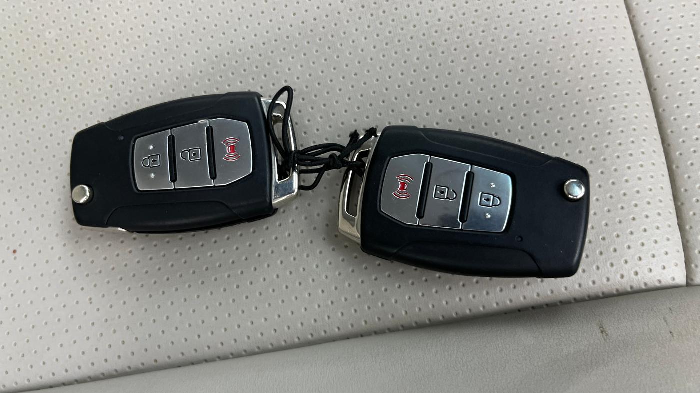 2020 Mahindra XUV300 W8 1.2 PETROL, Petrol, Manual, 27,271 km, Key Close Up