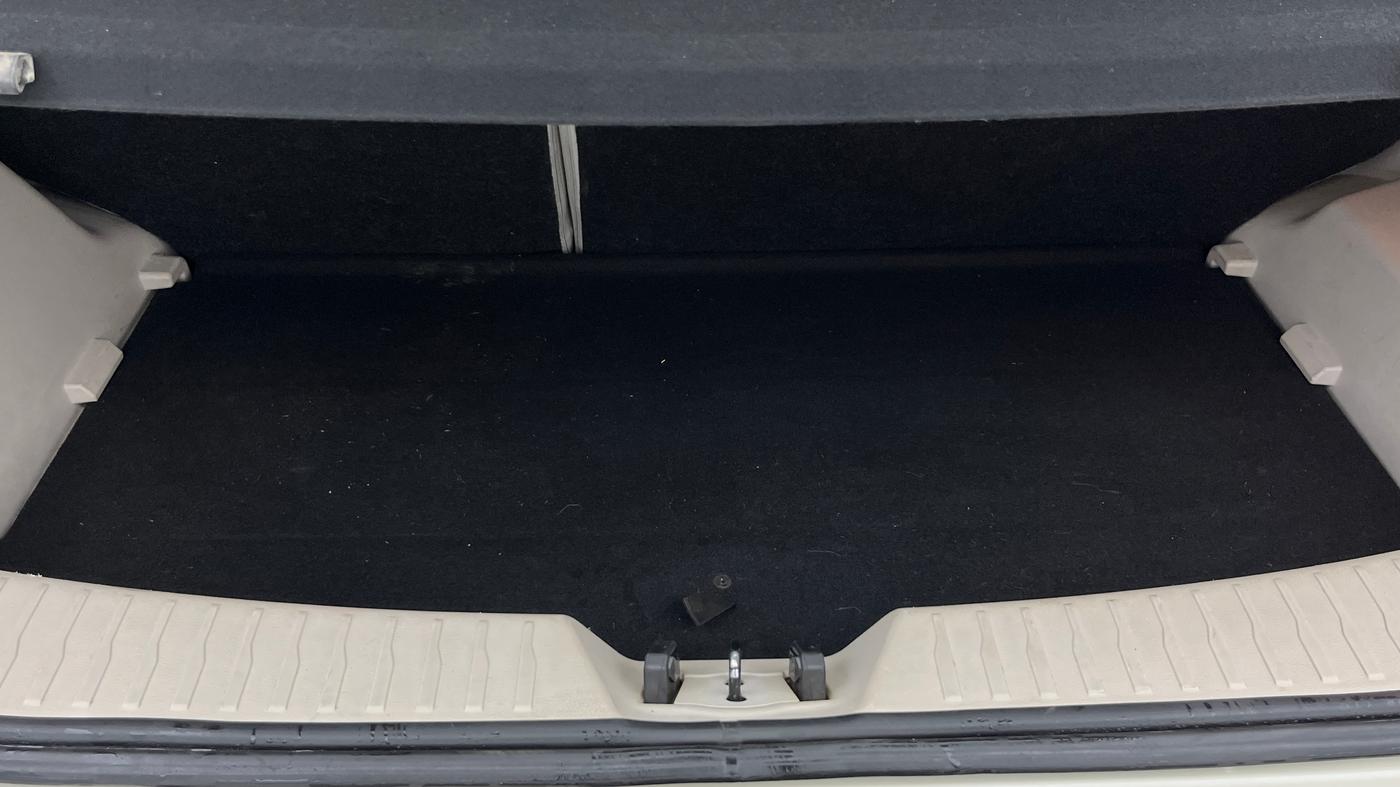 2020 Mahindra XUV300 W8 1.2 PETROL, Petrol, Manual, 27,271 km, Boot Inside