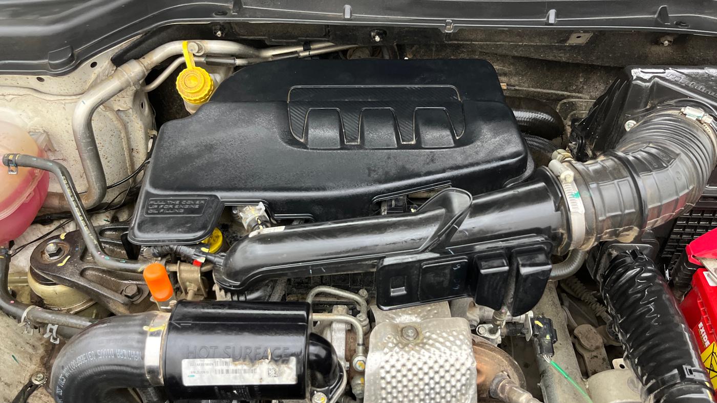 2020 Mahindra XUV300 W8 1.2 PETROL, Petrol, Manual, 27,271 km, Engine View