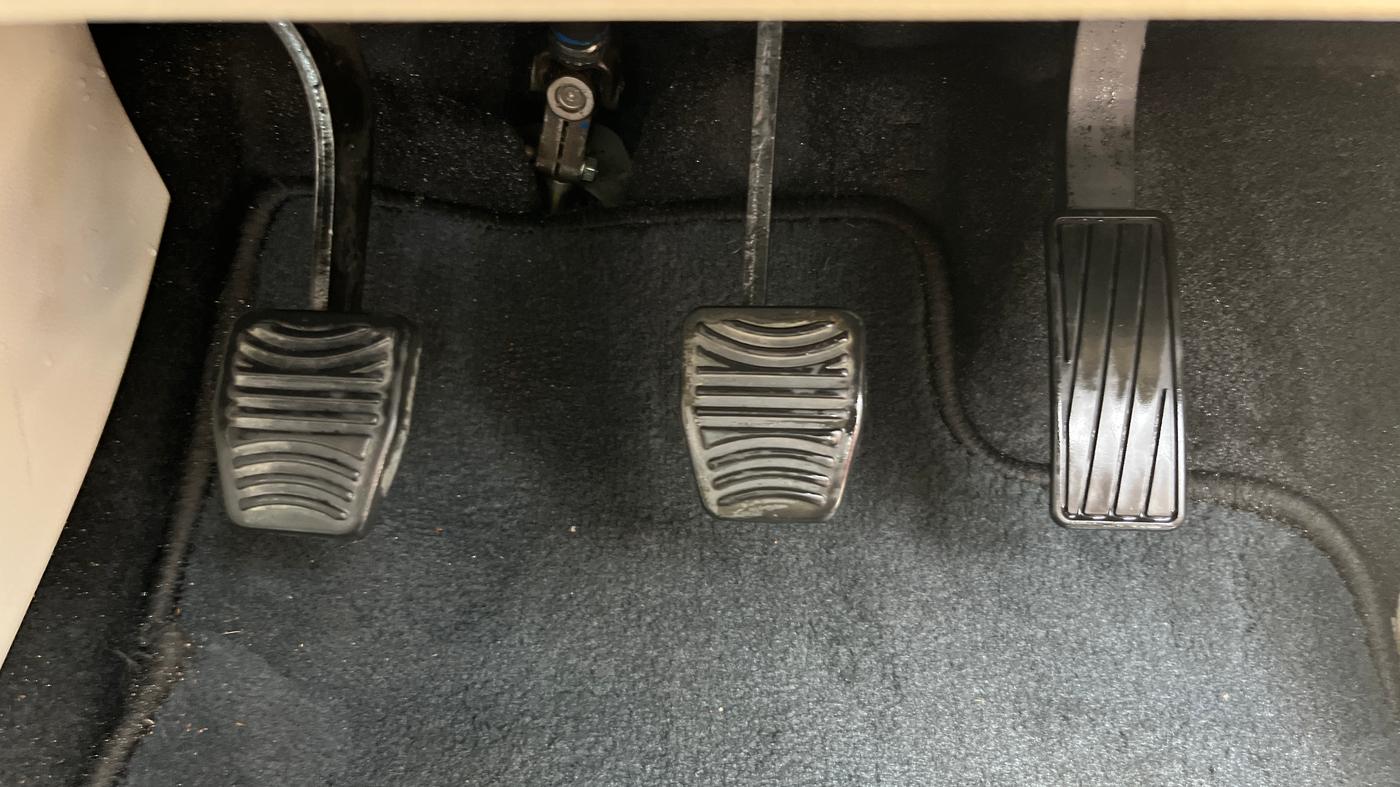 2020 Mahindra XUV300 W8 1.2 PETROL, Petrol, Manual, 27,271 km, Pedals