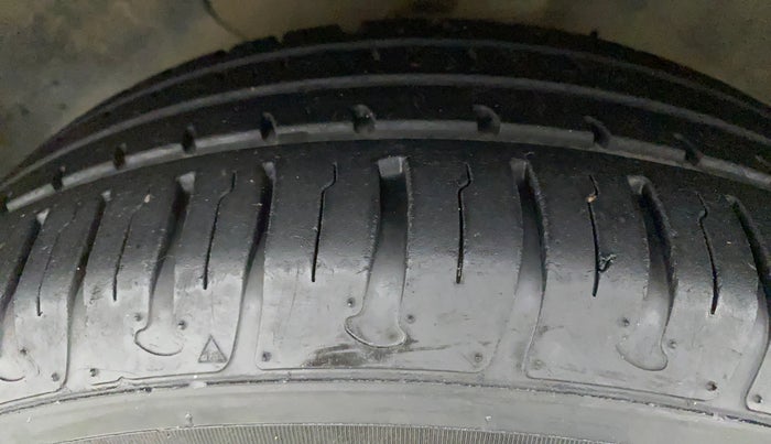 2014 Hyundai Elite i20 MAGNA 1.2, Petrol, Manual, 56,863 km, Left Front Tyre Tread