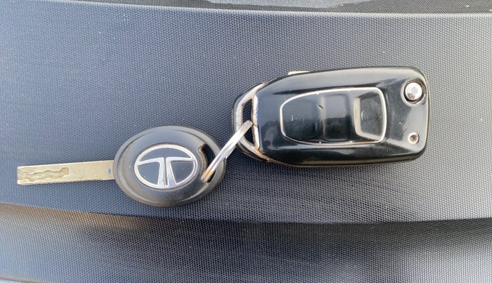 2019 Tata Tiago XZ PETROL, CNG, Manual, 1,13,117 km, Key Close Up
