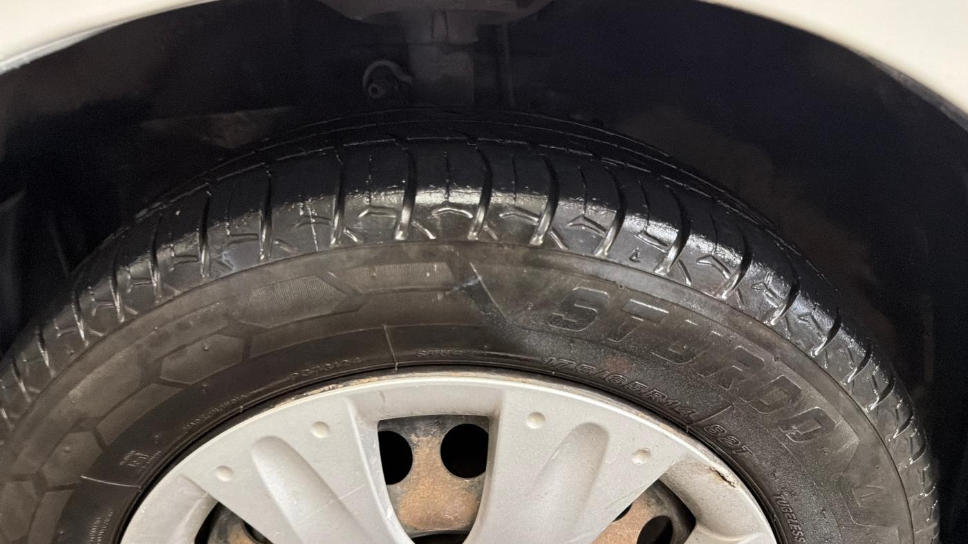 2016 Honda Amaze 1.2L I-VTEC S, Petrol, Manual, 78,430 km, Left Front Tyre Tread