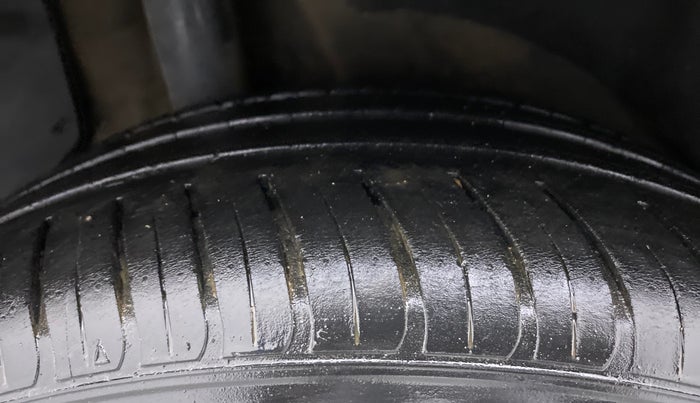 2017 Hyundai New Elantra 2.0 SX(O) AT PETROL, Petrol, Automatic, 61,739 km, Right Rear Tyre Tread