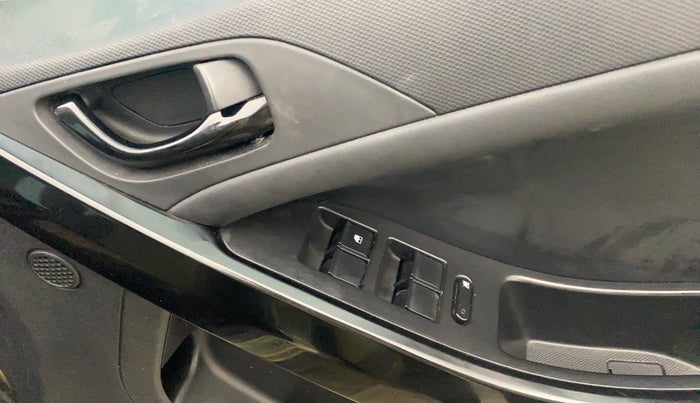 2022 Tata NEXON XZ PLUS (PREMIUM) KAZIRANGA PETROL, Petrol, Manual, 43,128 km, Driver Side Door Panels Control