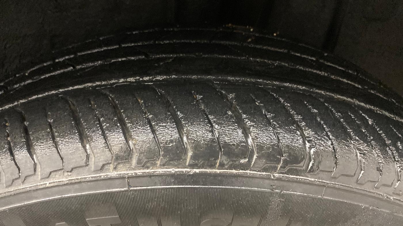 2021 Nissan MAGNITE XV PREMIUM TURBO CVT, Petrol, Automatic, 32,506 km, Left Rear Tyre Tread