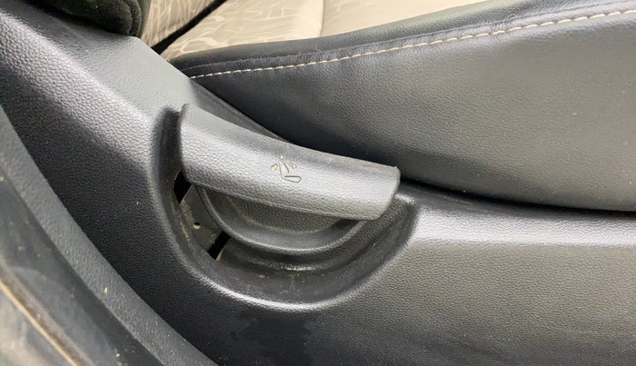 2017 Hyundai Grand i10 MAGNA 1.2 KAPPA VTVT, CNG, Manual, 1,17,518 km, Driver Side Adjustment Panel