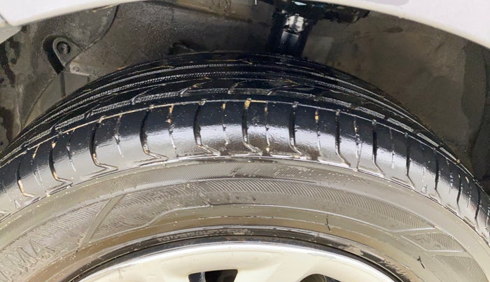 2017 Hyundai Grand i10 MAGNA 1.2 KAPPA VTVT, CNG, Manual, 1,17,518 km, Left Front Tyre Tread