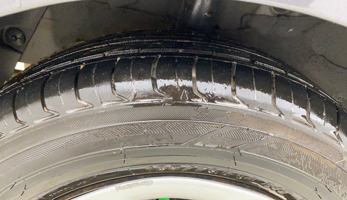 2017 Hyundai Grand i10 MAGNA 1.2 KAPPA VTVT, CNG, Manual, 1,17,518 km, Right Rear Tyre Tread