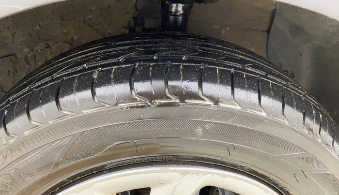 2017 Hyundai Grand i10 MAGNA 1.2 KAPPA VTVT, CNG, Manual, 1,17,518 km, Right Front Tyre Tread