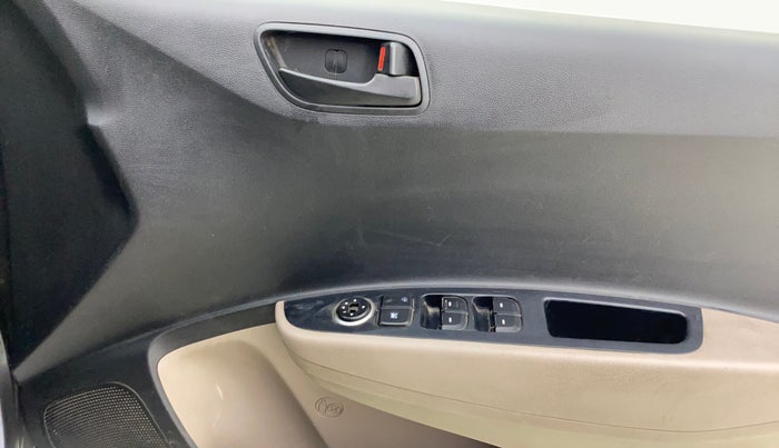 2017 Hyundai Grand i10 MAGNA 1.2 KAPPA VTVT, CNG, Manual, 1,17,518 km, Driver Side Door Panels Control