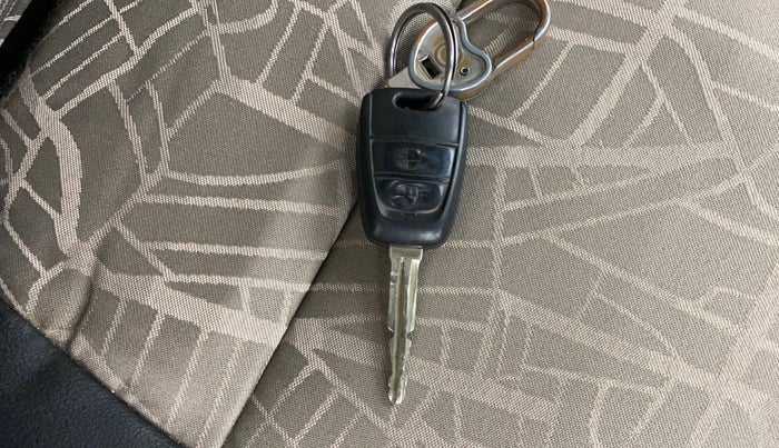 2017 Hyundai Grand i10 MAGNA 1.2 KAPPA VTVT, CNG, Manual, 1,17,518 km, Key Close Up