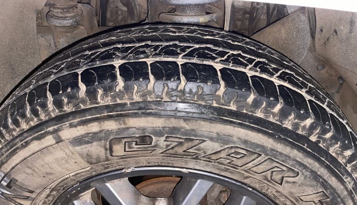 2017 Mahindra TUV300 T10 AMT, Diesel, Automatic, 97,525 km, Left Front Tyre Tread