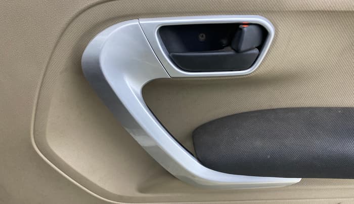 2017 Mahindra TUV300 T10 AMT, Diesel, Automatic, 97,525 km, Driver Side Door Panels Control