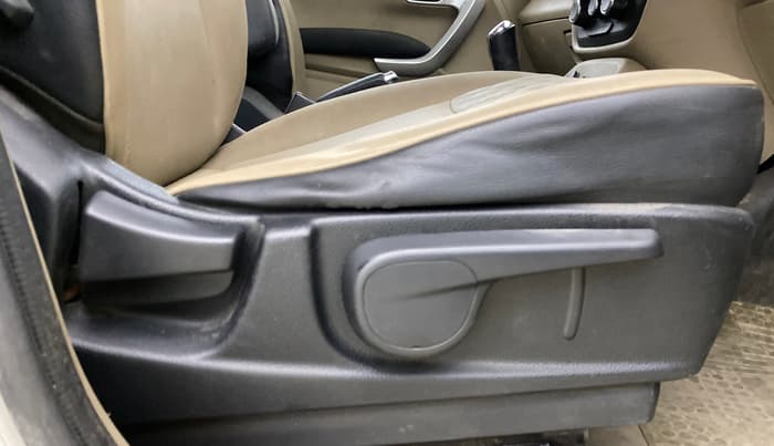 2017 Mahindra TUV300 T10 AMT, Diesel, Automatic, 97,525 km, Driver Side Adjustment Panel