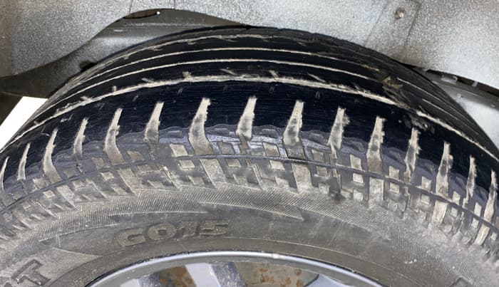 2017 Mahindra TUV300 T10 AMT, Diesel, Automatic, 97,525 km, Right Rear Tyre Tread