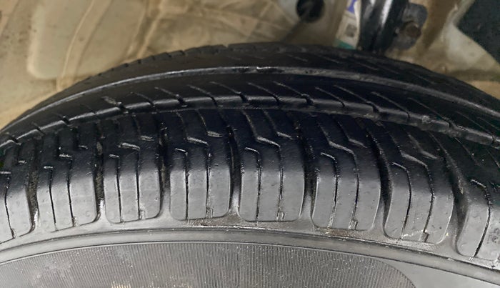 2018 Maruti Swift VXI, Petrol, Manual, 61,025 km, Right Front Tyre Tread