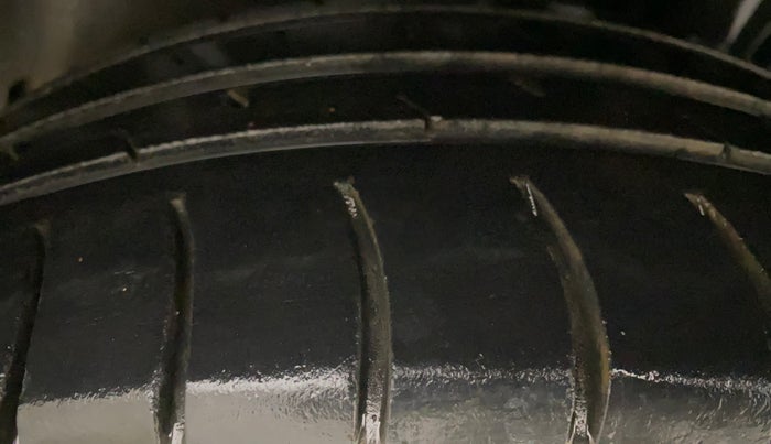 2013 Volkswagen Vento HIGHLINE 1.6 MPI, Petrol, Manual, 1,14,206 km, Left Rear Tyre Tread