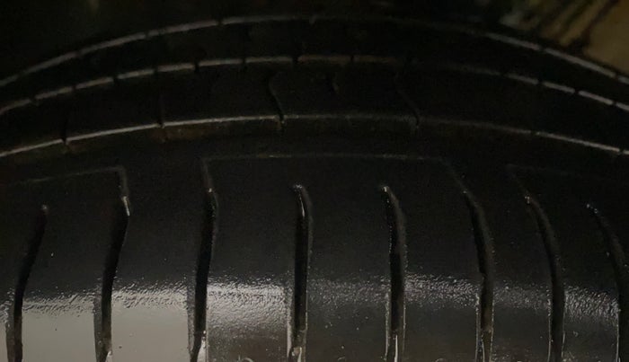 2013 Volkswagen Vento HIGHLINE 1.6 MPI, Petrol, Manual, 1,14,206 km, Left Front Tyre Tread