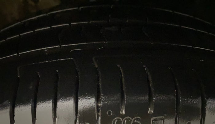 2013 Volkswagen Vento HIGHLINE 1.6 MPI, Petrol, Manual, 1,14,206 km, Right Front Tyre Tread