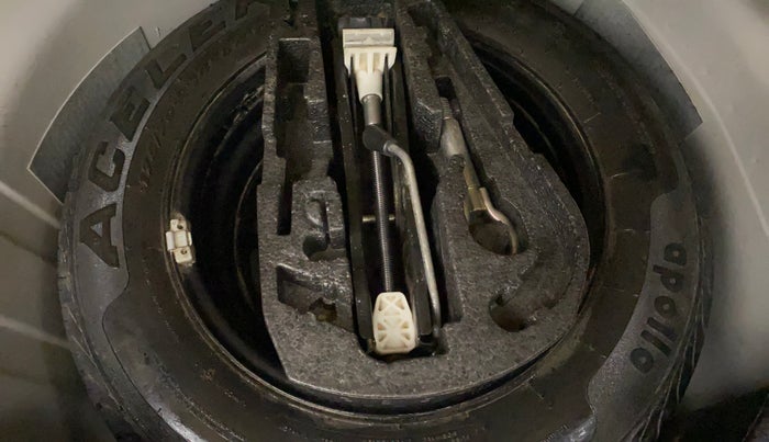 2013 Volkswagen Vento HIGHLINE 1.6 MPI, Petrol, Manual, 1,14,206 km, Spare Tyre