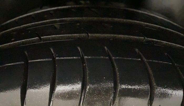 2013 Volkswagen Vento HIGHLINE 1.6 MPI, Petrol, Manual, 1,14,206 km, Right Rear Tyre Tread