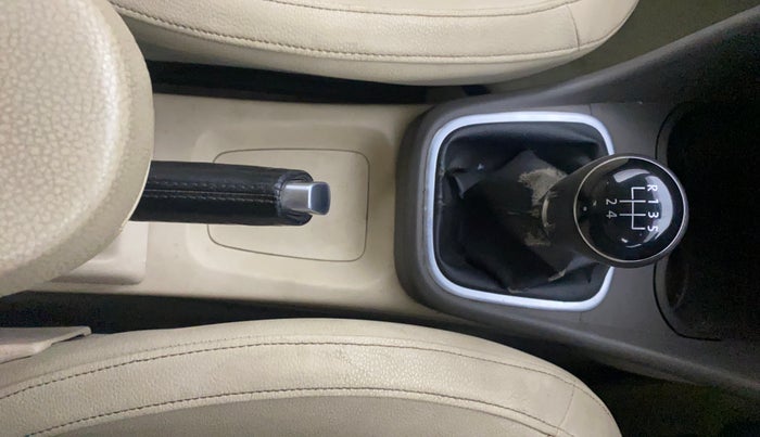 2013 Volkswagen Vento HIGHLINE 1.6 MPI, Petrol, Manual, 1,14,206 km, Gear Lever