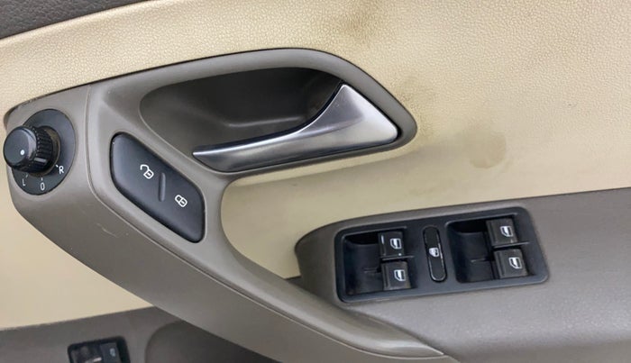 2013 Volkswagen Vento HIGHLINE 1.6 MPI, Petrol, Manual, 1,14,206 km, Driver Side Door Panels Control