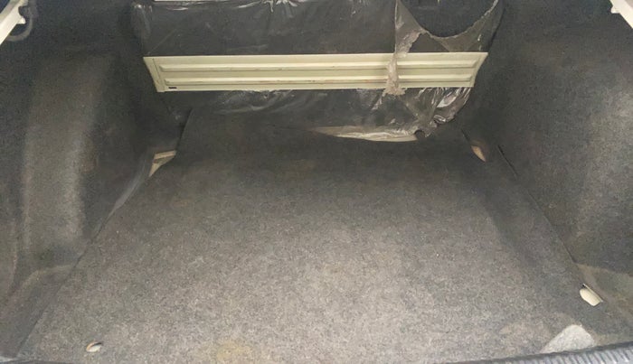 2013 Volkswagen Vento HIGHLINE 1.6 MPI, Petrol, Manual, 1,14,206 km, Boot Inside