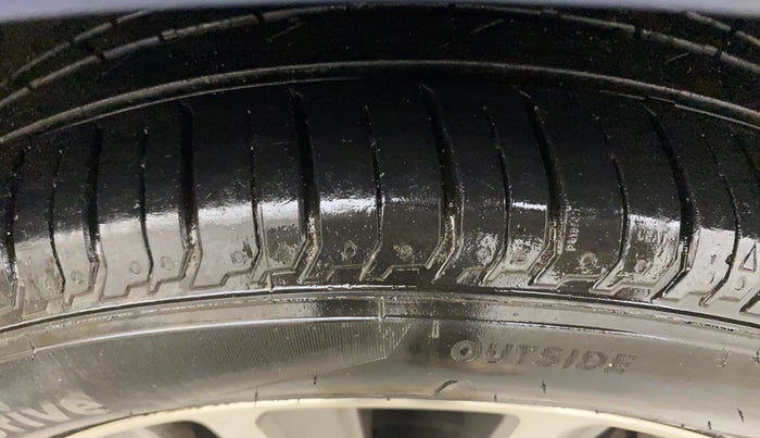 2018 Maruti Ciaz ALPHA 1.5 SHVS PETROL, Petrol, Manual, 92,257 km, Right Front Tyre Tread