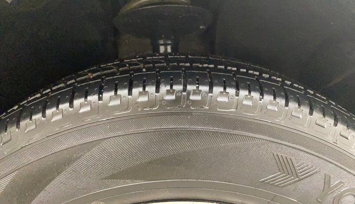 2017 Renault Duster 85 PS RXS MT DIESEL, Diesel, Manual, 1,00,850 km, Right Front Tyre Tread