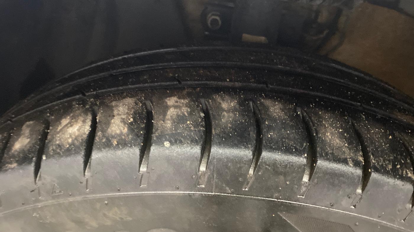 2019 Volkswagen Ameo TRENDLINE 1.0L, CNG, Manual, 86,500 km, Left Front Tyre Tread
