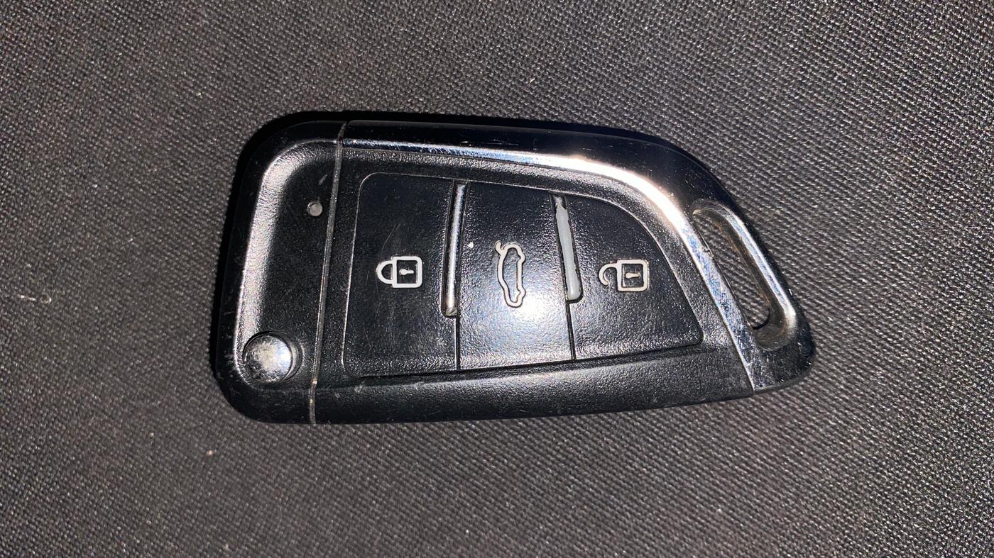 2019 Volkswagen Ameo TRENDLINE 1.0L, CNG, Manual, 86,500 km, Key Close Up