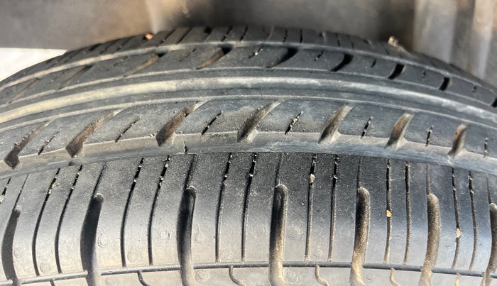 2017 Datsun Redi Go T (O), Petrol, Manual, 85,636 km, Right Rear Tyre Tread