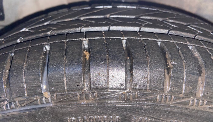 2015 Hyundai Eon MAGNA +, Petrol, Manual, 37,276 km, Left Front Tyre Tread