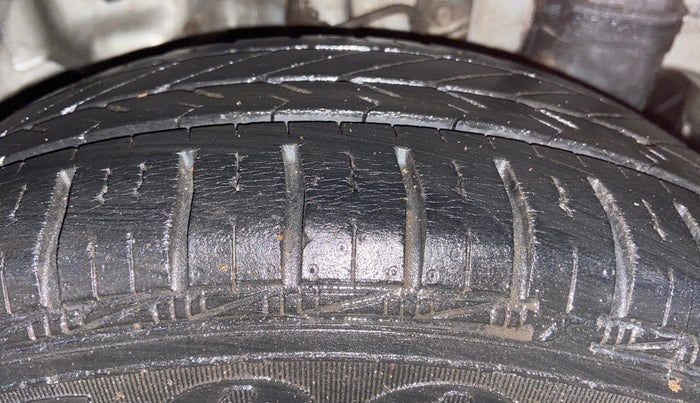 2015 Hyundai Eon MAGNA +, Petrol, Manual, 37,276 km, Left Rear Tyre Tread