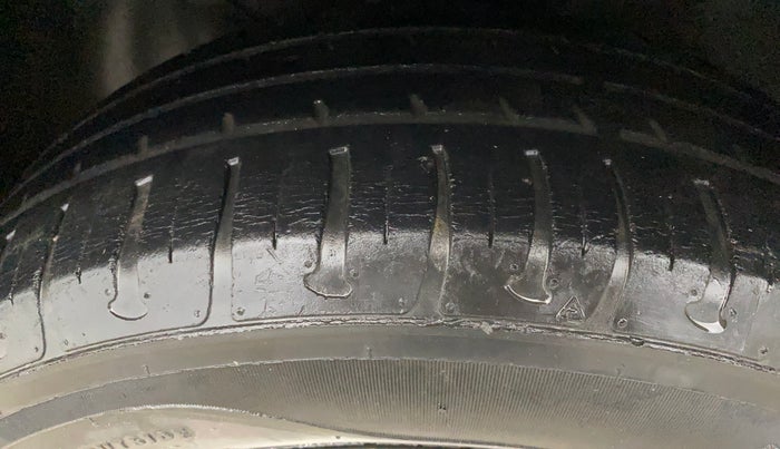 2016 Hyundai Elite i20 MAGNA 1.2, Petrol, Manual, 33,292 km, Left Front Tyre Tread