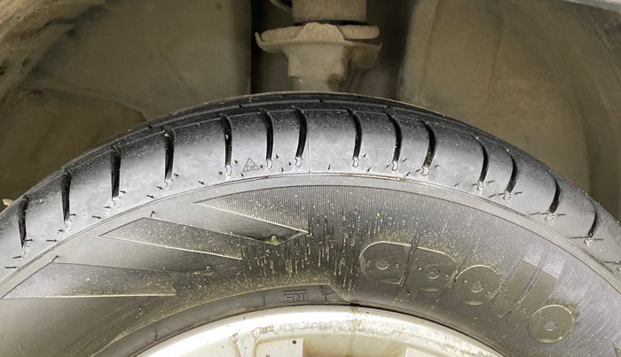 2016 Renault Kwid RXT 0.8, CNG, Manual, 92,592 km, Right Front Tyre Tread